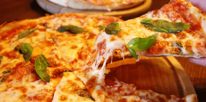 Dvě pizzy dle výběru na hudebním večeru 