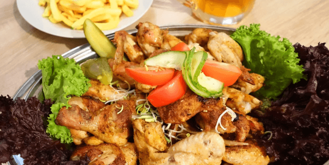 1 kg pečených kuřecích paliček a křidélek