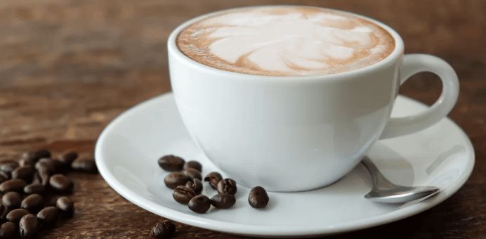 Cappuccino nebo Latté s sebou v kelímku 