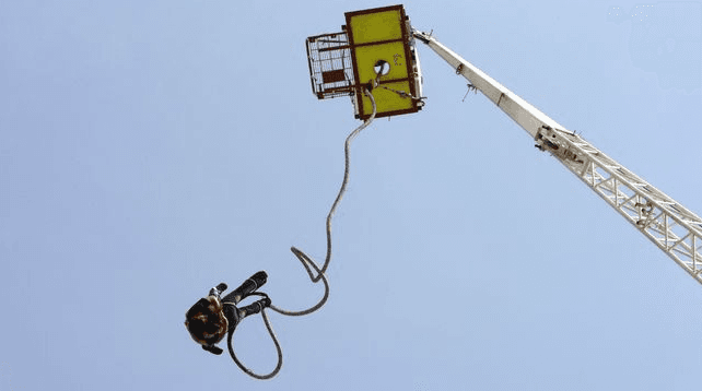 Bungee jumping z jeřábu