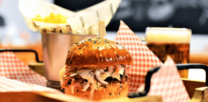 Burger s trhaným vietnamským bůčkem 