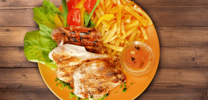 600 g steaků s hranolky a omáčkou dle výběru