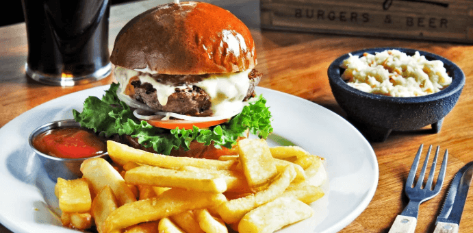Burger s hranolky, polévka, salát i dezert pro dva