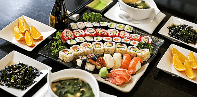 38 ks sushi, polévka a wakame salát pro dva