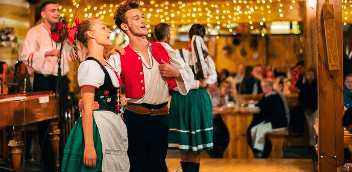 Vstup do Folklore Garden s folklorní show a večeří