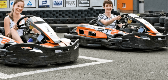 2 jízdy v motokáře (1 jízda = 10 minut)