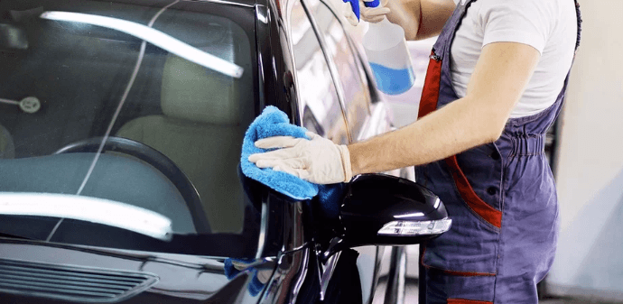 Ruční mytí automobilu a káva v restauraci zdarma