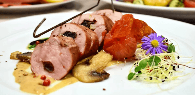 Carpaccio, španělská polévka a panenská svíčková
