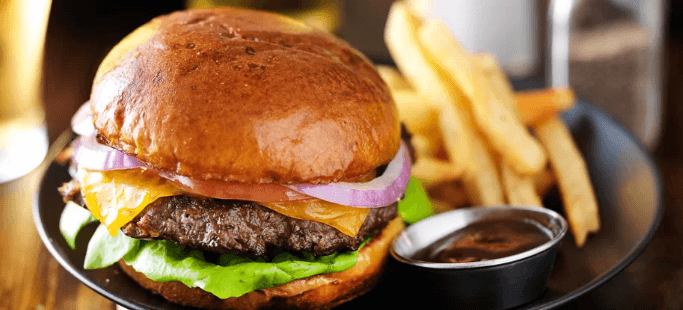 2 burgery s extra porcí čedaru a hranolky