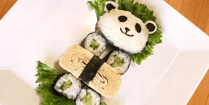 Sushi ve tvaru pandy s rýží, okurkou a omeletou