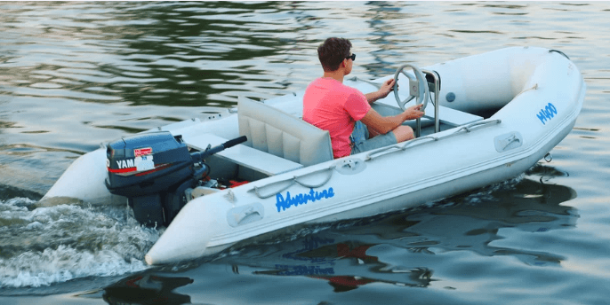 Půjčení motorového člunu na Baťově kanále