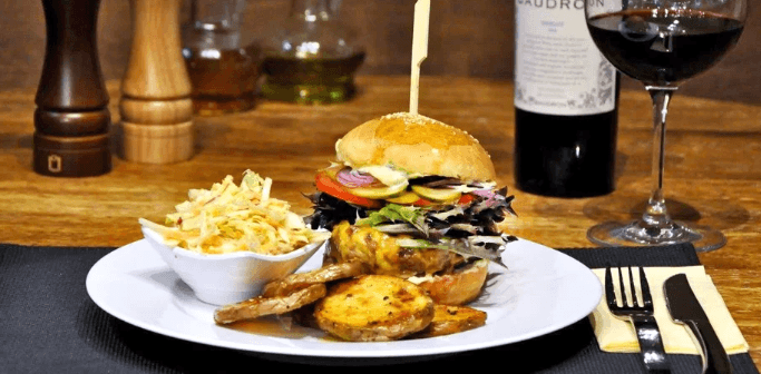 Burger podle výběru, Coleslaw a bramborové chipsy