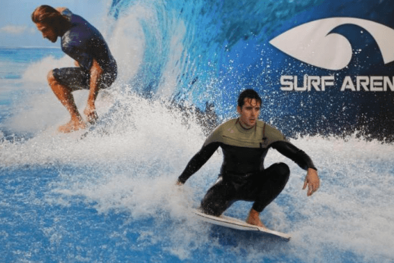 Indoor surfing v Surf Areně