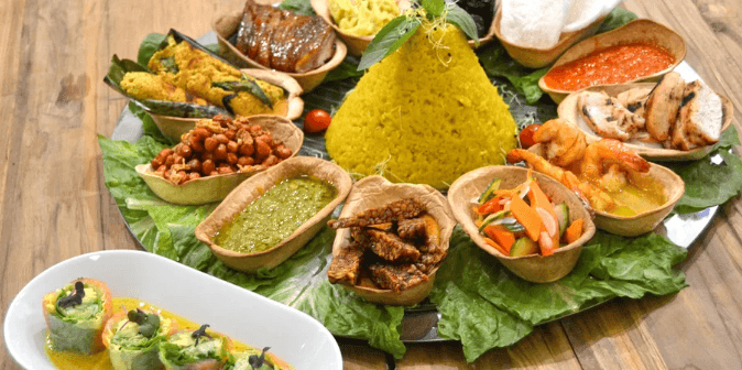 Slavnostní indonéský Tumpeng pro 3–4 osoby