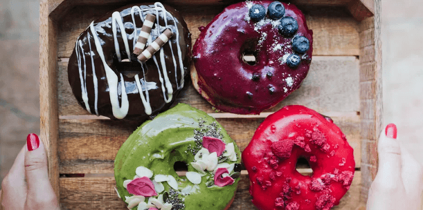 Poctivý donut podle výběru a káva