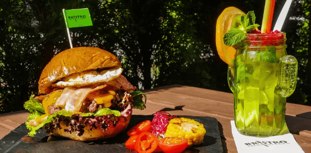 Naducaný burger s hovězím masem a limonáda