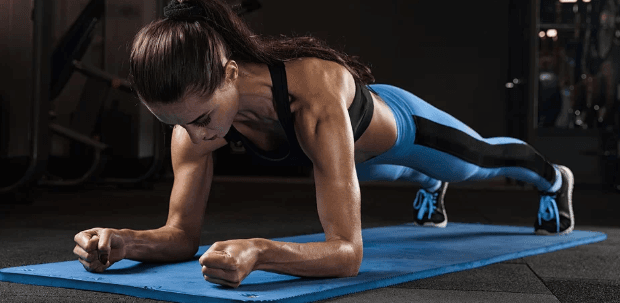 Lekce fitness pro ženy pod vedením trenérky
