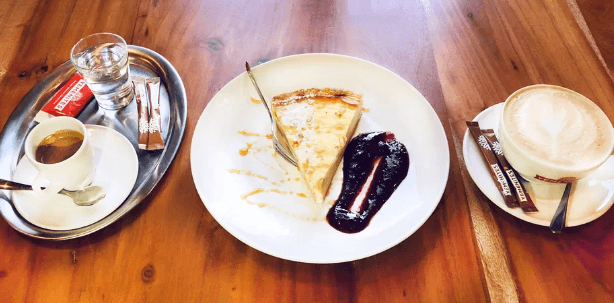 2× káva a cheesecake s javorovým sirupem