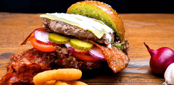 Matcha burger s jedinečnou bulkou plnou dobrot