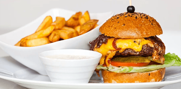 Nabušený burger s hranolky a tatarkou