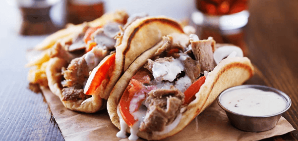 Tradiční gyros v pita chlebu nebo tortille