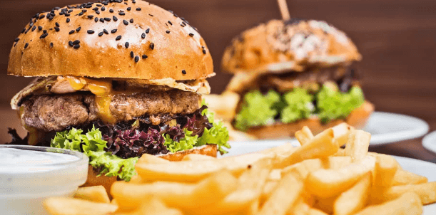 2 burgery, hranolky a cibulové kroužky