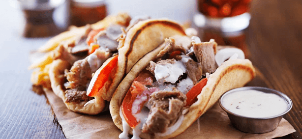 Tradiční gyros v pita chlebu nebo tortille a nápoj