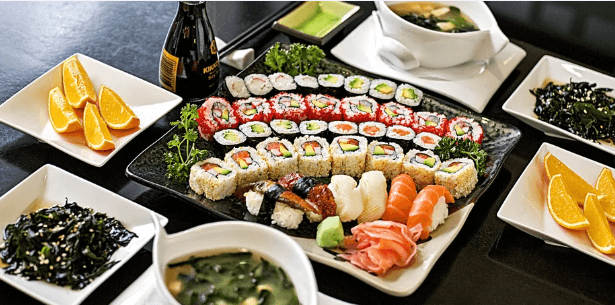 38 ks sushi, polévka a wakame salát pro dva