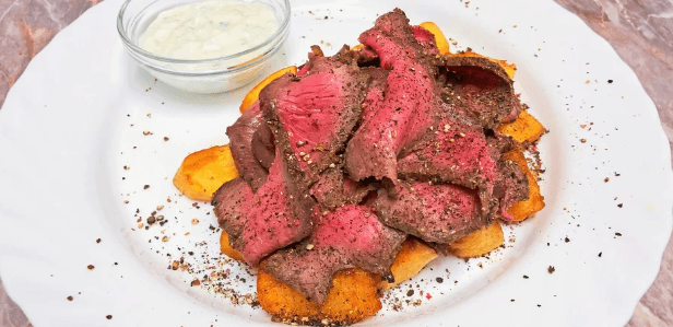 Roastbeef, opékané brambory, bylinkový dresink