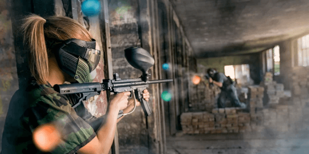 Paintballová bitva v kryté hale