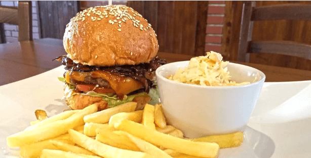 Krůtí nebo hovězí burger, omáčka, hranolky a pivo