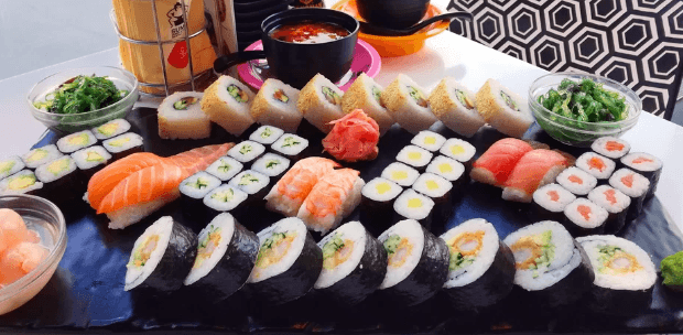 Sushi sety s rolkami maki, nigiri, krevetami