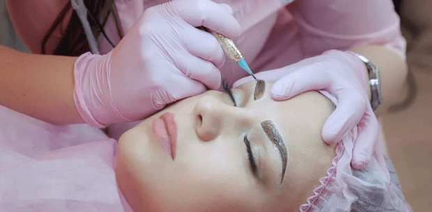 Permanentní make-up očních linek nebo obočí