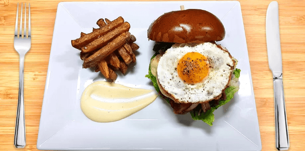 Dva burgery s trhaným vepřovým masem