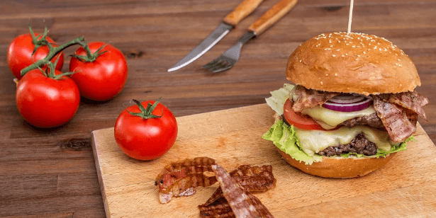 Bouda Burger, hranolky, dip a pepsi