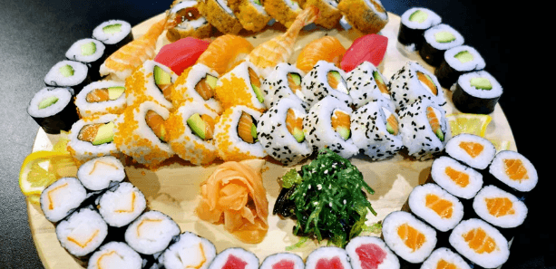 36 ks sushi s wasabi, zázvorem a sushi salátem