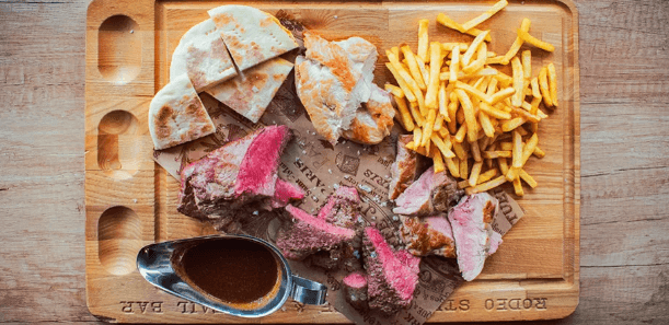 Prkno se 4 druhy steaků