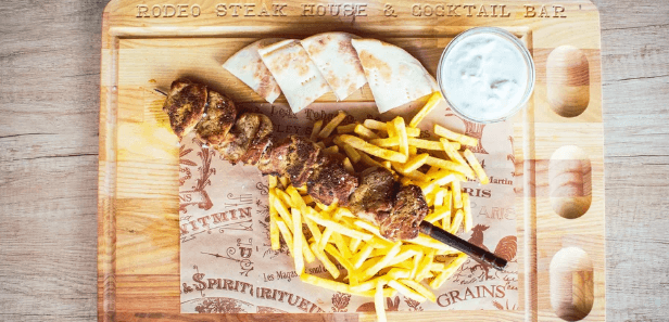 Souvlaki z vepřové panenky s pita chlebem,hranolky