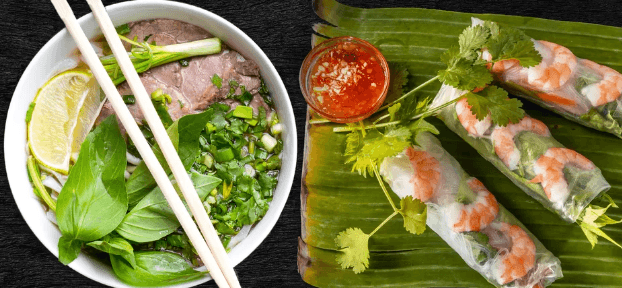 Vietnamská polévka phở a letní závitky pro dva