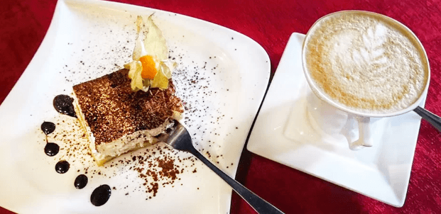 Káva, tiramisu a vstupenka do sklářského muzea