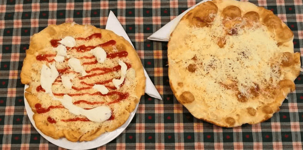Langoš s česnekem, kečupem, tatarkou a sýrem
