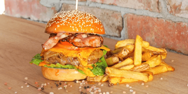 Burger podle výběru ze 3 druhů a belgické hranolky