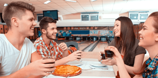 Hodina bowlingu pro partu a dvě pizzy k tomu