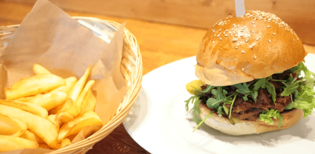 Burger s trhanou BBQ krkovicí