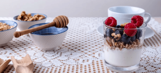 Ručně dělané müsli s jogurtem a káva 