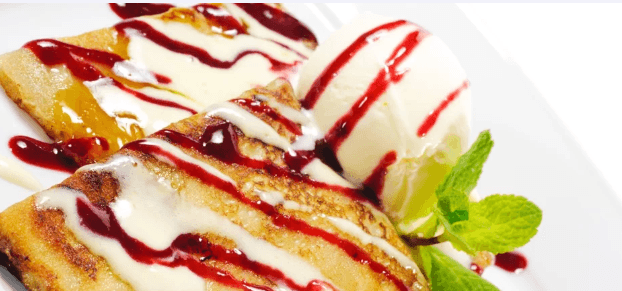2 francouzské crêpes s jahodami, řeckým jogurtem