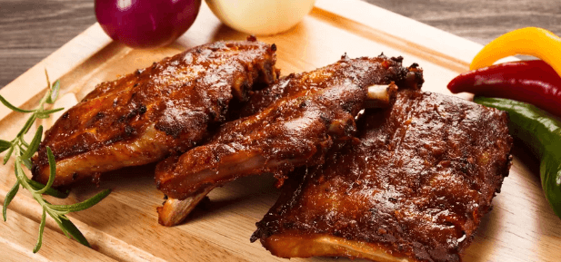500 g pečených vepřových žeber s BBQ omáčkou