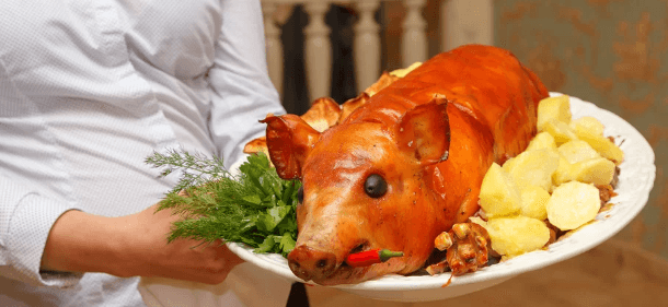 5–6 kg pečeného selete, 500 g hranolků a přílohy