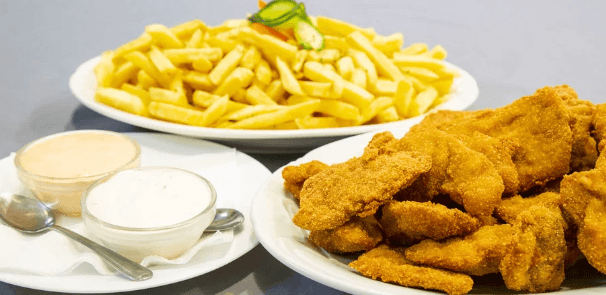 500g kuřecích a 500g vepřových řízečků s hranolky