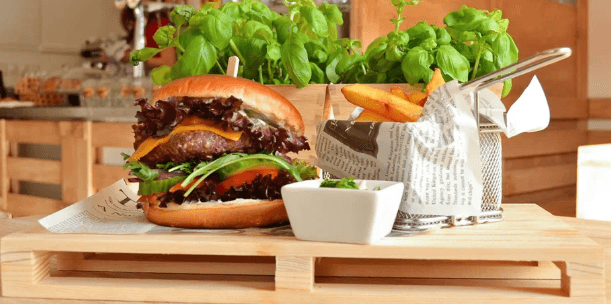 Burger podle výběru ze 4 druhů, farmářské hranolky
